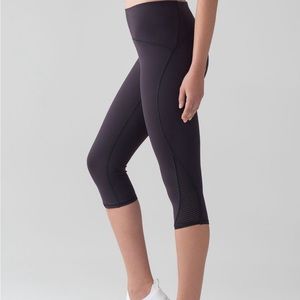 Lululemon lean in Crop  Boysenberry Purple size 6